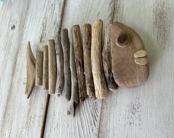 Cuadro decorativo de peces con madera a la deriva – Detalles de piedra de playa del lago Michigan, decoración costera