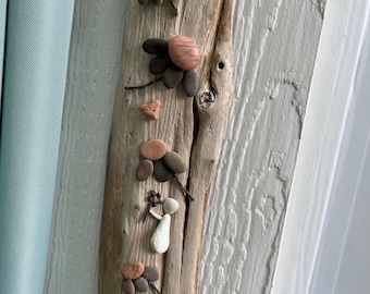 Corazones y flores en madera flotante // Arte con piedras // Decoración playera // Arte rupestre