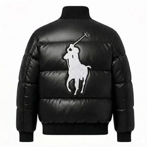 Puede incluir: Chaqueta acolchada negra con un logotipo de jugador de polo blanco bordado en la espalda. La chaqueta tiene un cuello alto, puños de canalé y un dobladillo de canalé. La chaqueta está hecha de un material brillante y acolchado.