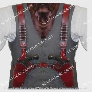 Op de afbeelding: Een dubbel schouderholstersysteem van donkerrood leer, voorzien van twee gevormde pistoolholsters en geïntegreerde munitielussen op elke schouderband, gedragen over een grijs vest en een wit overhemd met een bruine halsdoek.