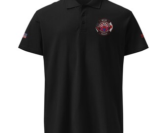 Op de afbeelding: Zwart poloshirt met een kraag en korte mouwen. De linkermouw heeft een kleine Amerikaanse vlag. Het shirt heeft een logo op de borst met tekst en een ontwerp met rode, witte en blauwe kleuren.