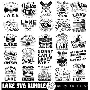 Könnte beinhalten: Eine Sammlung von 30 See-Themen-SVG-Designs in Schwarz und Weiß. Die Designs enthalten Sätze wie "Lake Life", "Lake Vibes" und "Sunshine and Lake Time" sowie Illustrationen von Booten, Bergen und Paddeln.