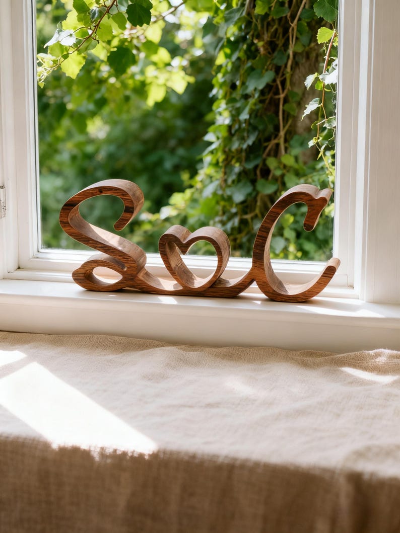 Letrero con iniciales de pareja / Letrero de madera personalizado con nombre / Regalo de San Valentín o de boda Walnut