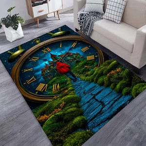 Puede incluir: Una alfombra rectangular con un diseño de esfera de reloj surrealista. La alfombra representa a una persona con abrigo rojo caminando hacia un castillo, con un río azul y musgo verde. Las manecillas del reloj son doradas.