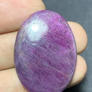 Naturlig lila rubin oval cabochon 55,60 ct, ädelsten för smyckestillverkning (35x25x5,5 mm)