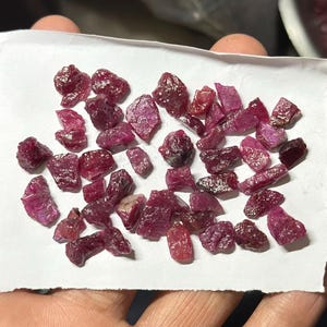 Naturliga rubinstenar – rosa röda oslipade kristaller för smyckestillverkning