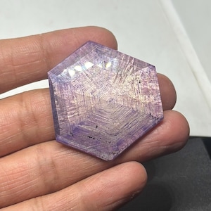 Rubí trapecio hexagonal de 80 quilates con talla rosa / Ejemplar de colección con patrón de estrella raro