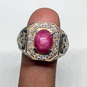 Ring met natuurlijke sterrobijn en moissanite, ovale cabochon sterrobijn, statement ring, handgemaakte edelsteenring, Amerikaanse maat 9