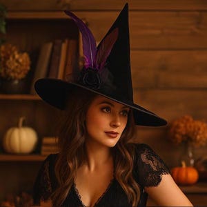 以下が含まれることがあります： 黒い魔女の帽子、つばが広く、黒いバラと紫の羽で飾られています。 帽子が焦点で、ハロウィンやコスチュームのテーマを示唆しています。 背景にはカボチャとろうそくがあります。
