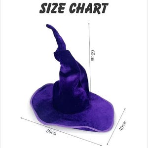以下が含まれることがあります： 紫色の魔女の帽子。つばが広く、直径50cm、幅40cm。帽子の高さは65cmです。「SIZE CHART」の文字が上部にあります。ハロウィンやコスチュームパーティーに最適です。