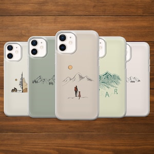 Può includere: Cinque custodie per telefono con disegni a tema natura. Le custodie presentano illustrazioni di montagne, alberi, un camper e una persona con un cane. Le custodie sono in vari colori, tra cui verde, beige e trasparente.
