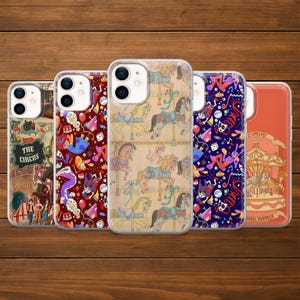 Puede incluir: Cinco fundas para teléfono con varios diseños se muestran sobre una superficie de madera. Las fundas presentan patrones de circo, carrusel y abstractos en colores como rojo, azul y beige. Las fundas son de plástico transparente.