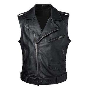 Könnte beinhalten: Schwarze Lederweste im klassischen Bikerjacken-Design. Merkmale sind ein asymmetrischer Reißverschluss, mehrere Reißverschlusstaschen, eine kleine Pattentasche und ein Gürtel mit Schnalle. Die Weste hat einen Reverskragen und Schulterklappen.