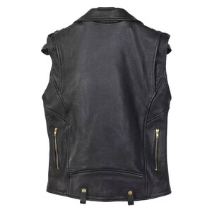 Puede incluir: Chaleco de cuero negro con cuello de solapa, charreteras y dos bolsillos con cremallera. El chaleco tiene un estilo motero cl&aacute;sico con cremalleras y herrajes dorados. La espalda presenta un dise&ntilde;o entallado con costuras verticales y correas ajustables en la cintura.