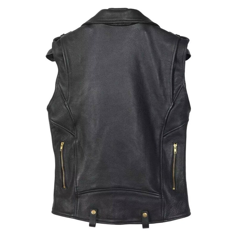 Puede incluir: Chaleco de cuero negro con cuello de solapa, charreteras y dos bolsillos con cremallera. El chaleco tiene un estilo motero cl&aacute;sico con cremalleras y herrajes dorados. La espalda presenta un dise&ntilde;o entallado con costuras verticales y correas ajustables en la cintura.