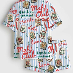Peut inclure: Un ensemble chemise &agrave; manches courtes boutonn&eacute;e et short avec un motif &agrave; rayures verticales bleu clair et blanc. Le tissu est imprim&eacute; de tuiles de mah-jong, de rubans rouges et du texte "Mahj Club" et "if you know, you know!" en rouge et vert.