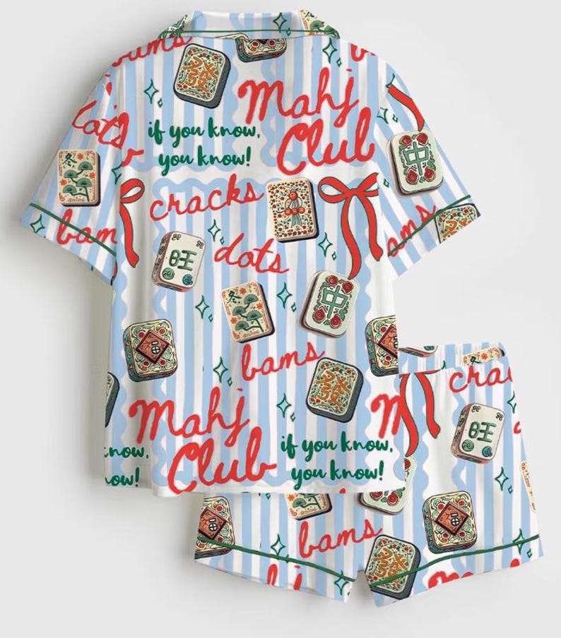 Peut inclure: Un ensemble chemise &agrave; manches courtes boutonn&eacute;e et short avec un motif &agrave; rayures verticales bleu clair et blanc. Le tissu est imprim&eacute; de tuiles de mah-jong, de rubans rouges et du texte "Mahj Club" et "if you know, you know!" en rouge et vert.