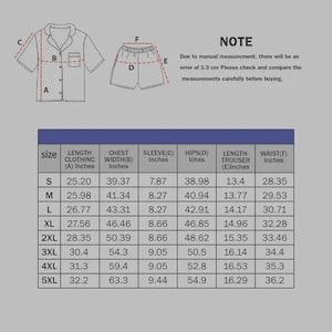 K&ouml;nnte beinhalten: Diagramm eines Pyjama-Sets mit Ma&szlig;en in Zoll. Das Set beinhaltet ein kurz&auml;rmeliges Hemd mit Kn&ouml;pfen und Shorts. Eine Gr&ouml;&szlig;entabelle zeigt die Kleidungsl&auml;nge, Brustweite, &Auml;rmell&auml;nge, H&uuml;fte, Hosenl&auml;nge und Taillenma&szlig;e f&uuml;r die Gr&ouml;&szlig;en S bis 5XL.