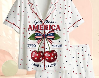Lindo conjunto de pijama patriótico de cerezas, pijama de satén para mujer, USA 1776–2026, manga larga o manga corta, regalo para ella.