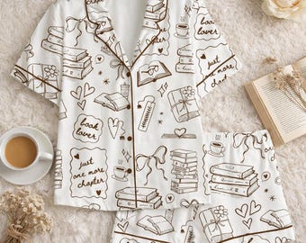 Pijama de satén para mujer, ideal para amantes de los libros. "Just One More Chapter", bonito pijama de lectura con botones y manga corta.