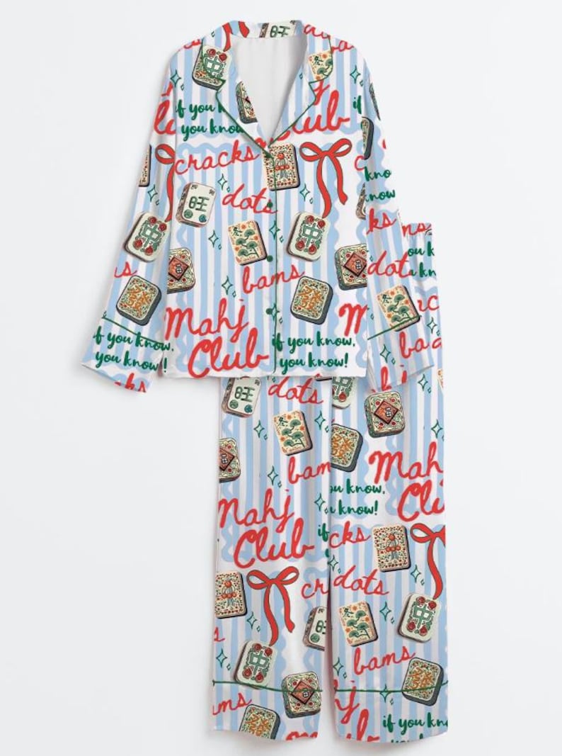 Peut inclure: Un ensemble pyjama compos&eacute; d'une chemise &agrave; manches longues boutonn&eacute;e et d'un pantalon assorti, avec un motif &agrave; rayures verticales bleu clair et blanc. Le tissu est imprim&eacute; de tuiles de mah-jong, de n&oelig;uds rouges et du texte Mahj Club et if you know, you know.
