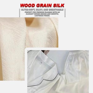 K&ouml;nnte beinhalten: Nahaufnahme von cremefarbenem Holzmaserungsseidenstoff und einem wei&szlig;en Pyjama-Set mit schwarzem Besatz. Der Text oben lautet "WOOD GRAIN SILK" und beschreibt den Stoff als ultraweich, seidig und atmungsaktiv.