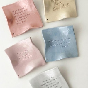 Plato de cerámica colorido y personalizado con letras, recuerdo de regalo personalizado, porta incienso, cerámica hecha a mano para el Día de la Madre, aniversario, boda.