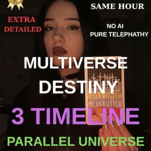 Peut inclure: Image d'une personne tenant une carte de tarot avec les mots "MULTIVERSE DESTINY" et "3 TIMELINE". Le texte supplémentaire comprend "EXTRA DETAILED", "SAME HOUR" et "PARALLEL UNIVERSE READING". Thème mystique et sombre.