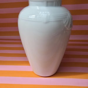 Hutschenreuther Porcelain Vase – White German Porcelain, Relief Design, 20 cm Vintage