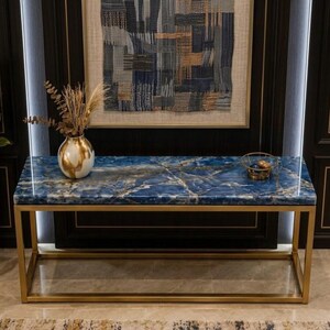Luxe blauwe onyx consoletafel, handgemaakte stenen haltafel, moderne gouden frame banktafel, op maat gemaakte onyx-meubels