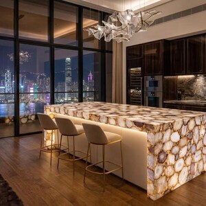 Isla de cocina de lujo con encimera de piedra de ágata e iluminación LED, mesa de comedor de diseño moderno, muebles de piedras preciosas de alta gama.