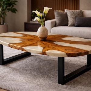 Puede incluir: Una bandeja de servir de madera hecha a mano con acabado natural. La bandeja tiene forma rectangular, bordes elevados y asas integradas. La veta de la madera es visible. Dimensiones: aproximadamente 40 cm de largo y 25 cm de ancho.