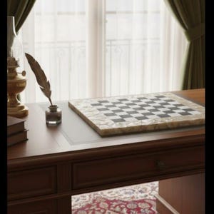 Puede incluir: Un escritorio de madera oscura con un tablero de ajedrez, un tintero y una pluma. El tablero de ajedrez tiene un borde claro y cuadrados blancos y negros. Una lámpara de aceite vintage y libros están sobre el escritorio. La escena está ambientada frente a una ventana con cortinas verdes.