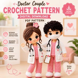 Può includere: Due bambole all'uncinetto vestite da medici, con camici bianchi sopra divise rosa, mascherine bianche e stetoscopi neri. La bambola ha uno chignon castano con un fiore rosa, il bambolotto ha capelli scuri. Testo incluso: Doctor Couple CROCHET PATTERN.