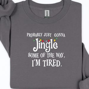Probably Just Gonna Jingle Some of the Way I’m Tired Christmas Sweatshirt or T-Shirt afbeelding 3