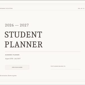 Op de afbeelding: Een crèmekleurige studentenplanner-omslag met donkerbruine tekst: 2026-2027 STUDENT PLANNER, ACADEMIC PLANNER, August 2026-July 2027, THE ACADEMIC COLLECTION, VOL 26/27, OPEN YOUR PLANNER, THIS PLANNER BELONGS TO en A little structure. Room to grow.