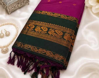 Sari de algodón y seda Gadwal de vibrante color magenta tejido a mano con borde de zari color verde botella oscuro y cobre.
