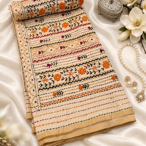 Beige Kantha-söm Tussar sidensari | Flerfärgad blombroderi och paljettarbete | Puja, festkläder