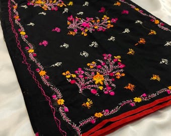 Sari de seda Tussar negro tejido a mano con bordado Kantha floral y diseño de nudo bullion.