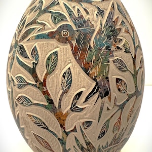 Mata Ortiz Pottery Olla by Raul Jurado Dominguez – Hand Coiled Bas-Relief Hummingbird Foliage Carving