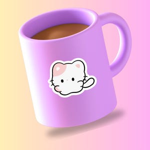 K&ouml;nnte beinhalten: Eine lavendelfarbene Keramiktasse, gef&uuml;llt mit einer braunen Fl&uuml;ssigkeit. Die Tasse hat einen wei&szlig;en Katzenaufkleber mit rosa Akzenten. Die Tasse hat einen gebogenen Henkel und steht vor einem Farbverlaufshintergrund.