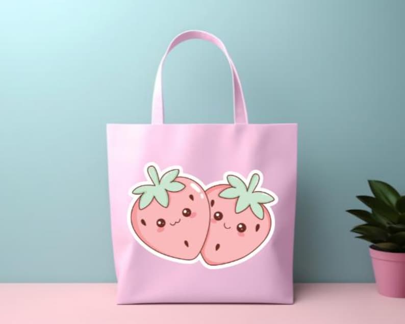 K&ouml;nnte beinhalten: Eine hellrosa Tragetasche mit einem Paar l&auml;chelnder Erdbeer-Illustrationen. Die Erdbeeren sind rosa mit gr&uuml;nen Bl&auml;ttern und schwarzen Samen. Die Tasche hat einen Griff und steht vor einem hellblauen Hintergrund.