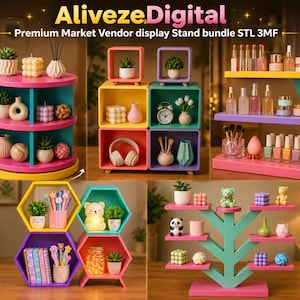 Op de afbeelding: Een verzameling kleurrijke displaystandaards, waaronder een draaiende ronde plank, vierkante modulaire kubussen, een getrapte plank, zeshoekige wandunits en een boomvormig rek, allemaal voorzien van diverse decoratieve items en planten.