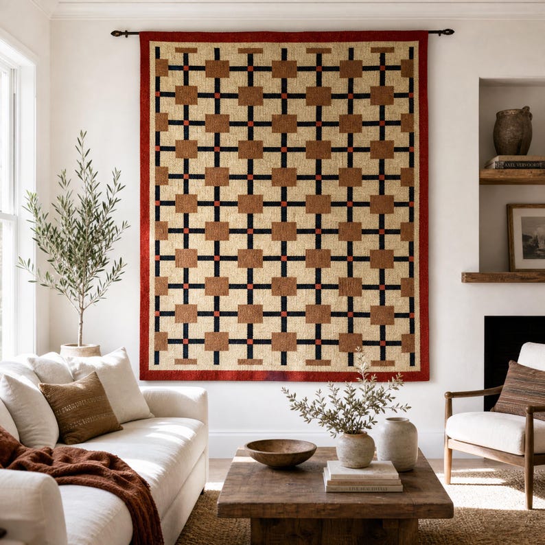 K&ouml;nnte beinhalten: Ein rechteckiger Wandbehang mit einem geometrischen Gittermuster aus beigen Quadraten, die durch d&uuml;nne schwarze vertikale und horizontale Linien getrennt sind, akzentuiert durch kleine rote Quadrate an den Schnittpunkten, umrandet von einem roten Rand.