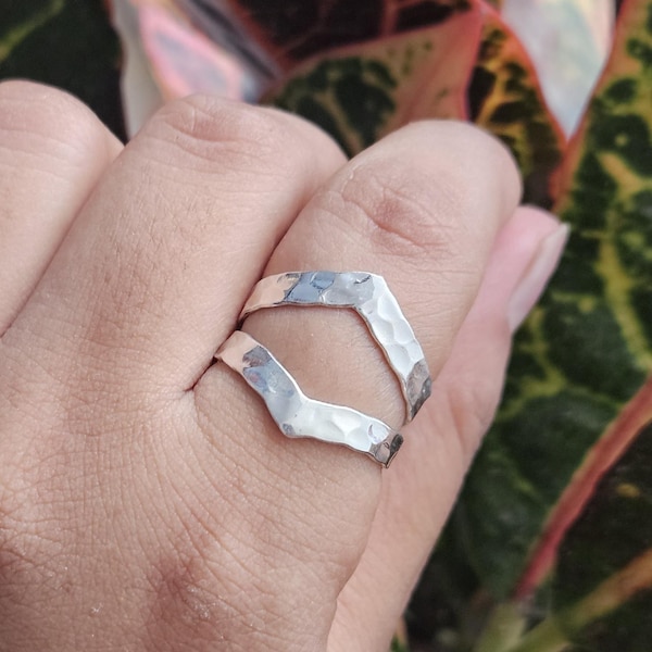 Hamrad Chevronring i sterlingsilver: Bredt band, minimalistiska smycken