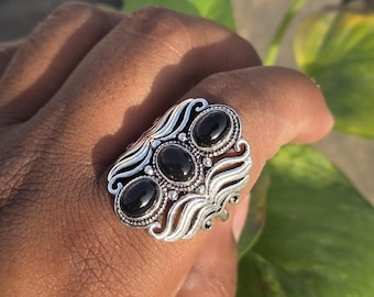 Anillo de plata de ley con triple piedra de ónix negro, pieza ajustable de estilo bohemio vintage.