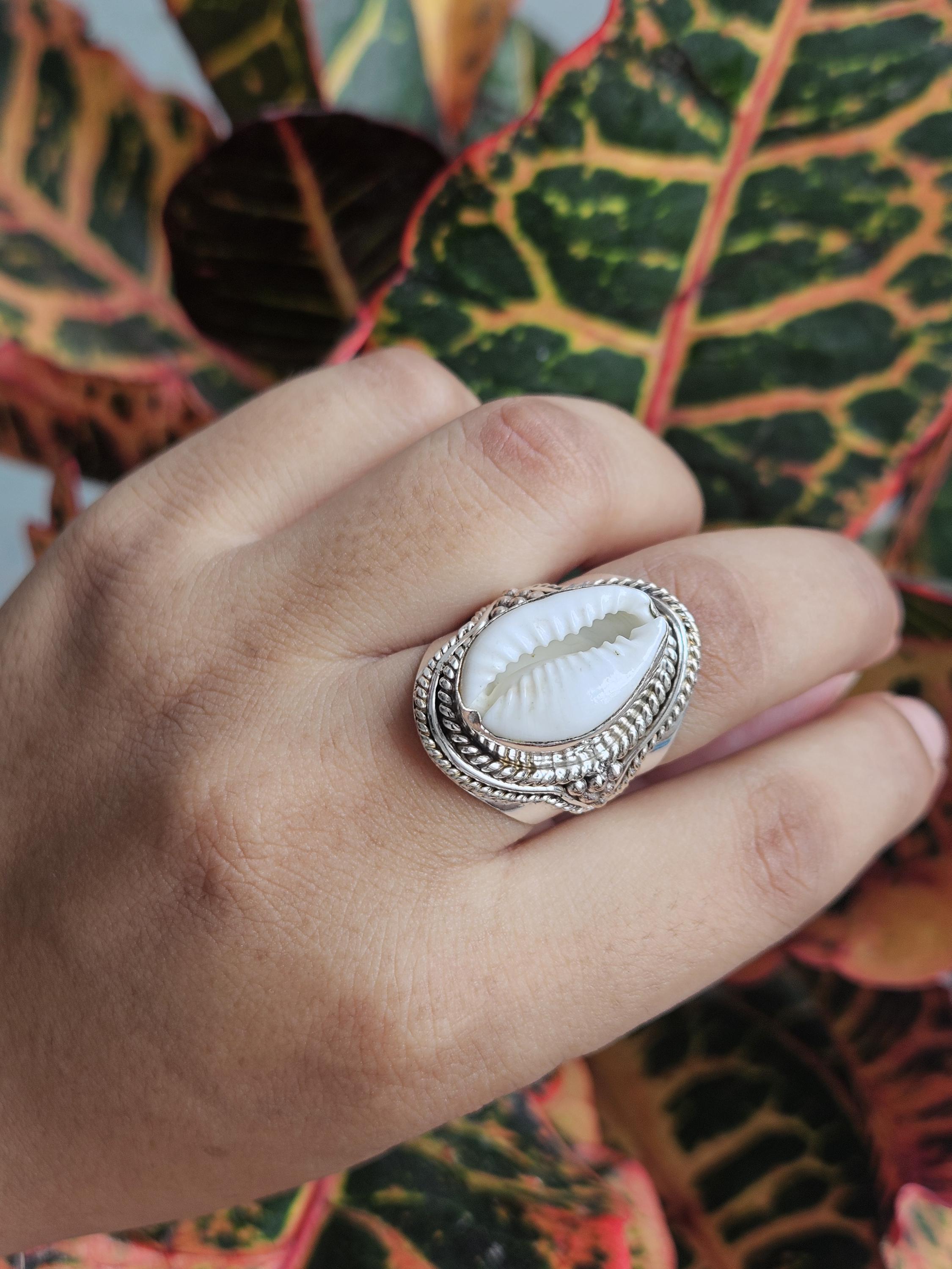 SELLING BOHO COWRIE SHELL RINGS! Sizing Posted In... - Depop - Foto 2