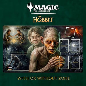 Puede incluir: Un tapete de juego rectangular con la marca Magic The Gathering y The Hobbit. La ilustración muestra a Gollum, Bilbo Bolsón y escenas de la historia. El tapete incluye contornos blancos rectangulares para cartas y el texto With Or Without Zone.