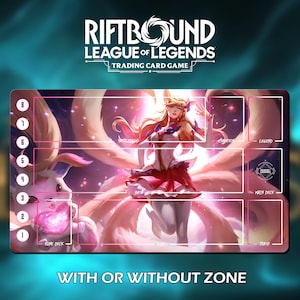 Könnte beinhalten: Spielmatte für das League of Legends Trading Card Game mit einer Illustration eines weiblichen Charakters in rosa und weißer Kleidung. Die Matte hat Zonen für Karten und den Text "RIFTBOUND LEAGUE OF LEGENDS TRADING CARD GAME".
