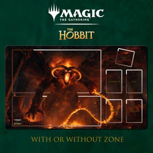 Peut inclure: Un tapis de jeu rectangulaire Magic The Gathering The Hobbit illustré d'un Balrog enflammé. Le tapis comporte des zones délimitées en blanc pour les cartes, marquées Life, Commander, Exile, Library et Graveyard, avec le logo Magic The Gathering.